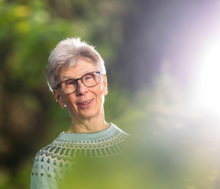 Päivi Tuominen ulkoilee metsässä – kolesteroli saatiin kuriin statiiniläkkeillä