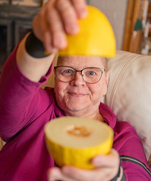 Arja Marjatsalo-Kyllästinen pitää kädessään cantaloupe-melonia, joka ei pahenna hänen närästystään.