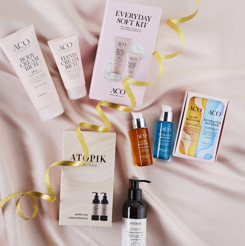 Joululahjat kosmetiikka Avainapteekki. Kuvassa ACO Glow Booster, Atopik Sensitive ja ACO Everyday Soft Kit lahjapakkaukset