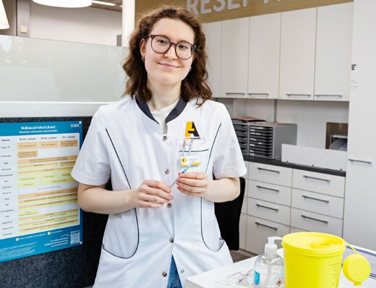 Farmaseutti Belinda Hautala pitää rokotetta kädessään apteekissa ja kertoo, miten rokotus apteekissa helpottaa arkea.