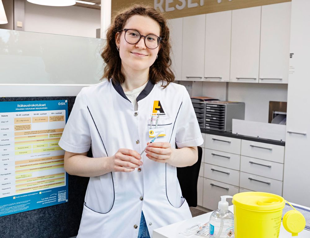 Farmaseutti Belinda Hautala pitää rokotetta kädessään apteekissa ja kertoo, miten rokotus apteekissa helpottaa arkea.