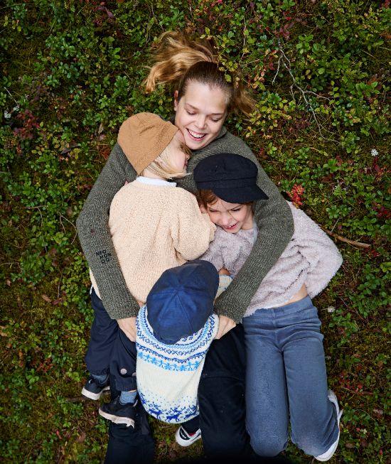 Lastenreuma ei estänyt Veera Vuorisalon lapsihaaveita. Halaushetki nurmikolla lasten kanssa kertoo elämänilosta ja voimasta arjessa.