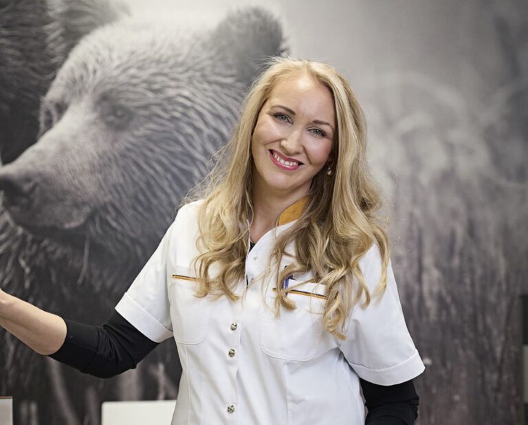 Kuvassa Porin Karhu Apteekin lääketeknikko Kirsi Katila-Hannukainen, joka on ollut kehittämässä Liikkujan Apteekki -konseptia.