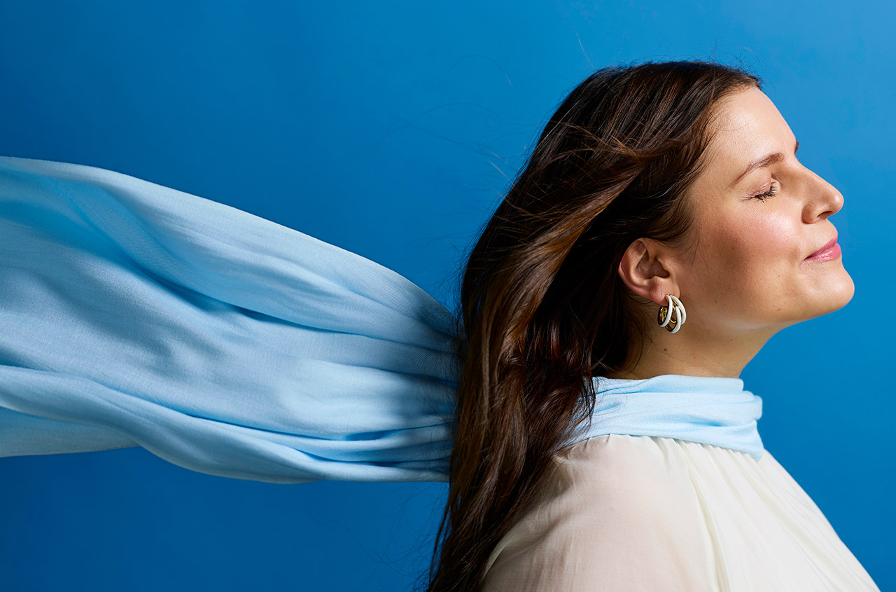 Nenän hoito: nainen haistelee ilmaa