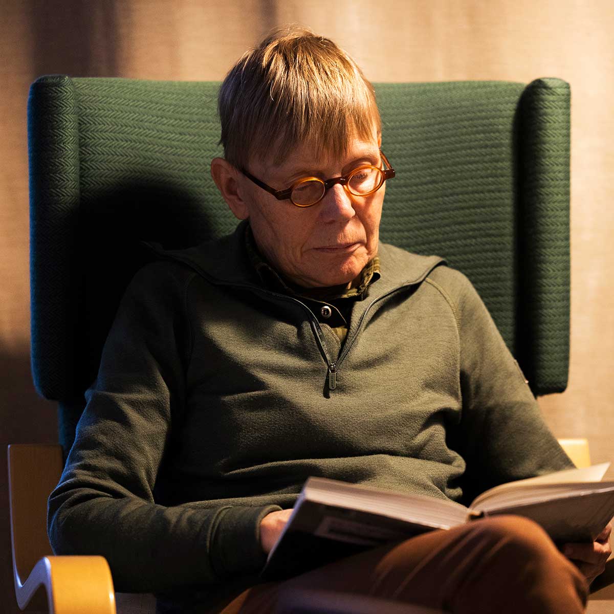 Omaishoitaja Tytti Voutilainen lukee kirjaa.