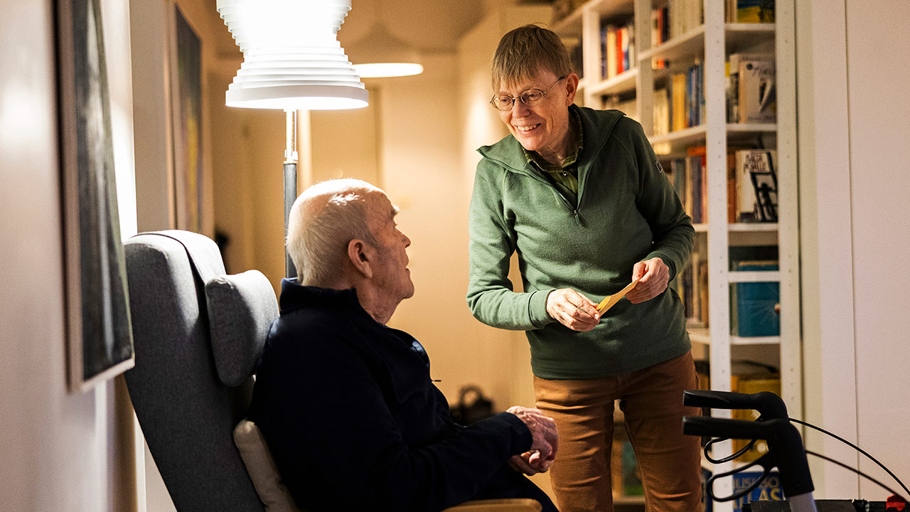 Tytti Voutilainen toimii isänsä omaishoitajana. Tytti asuu isänsä kanssa kerrostaloasunnossa Kuopiossa.