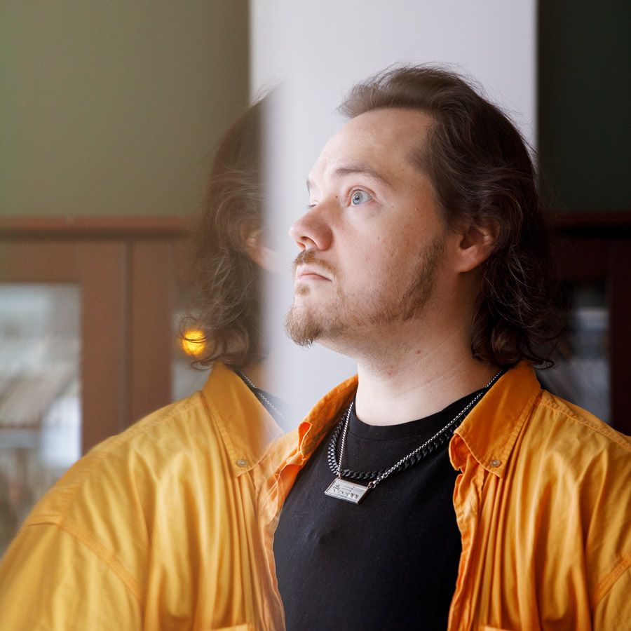 Autismidiagnoosin saanut Juha Korhonen katsoo ulos ikkunasta