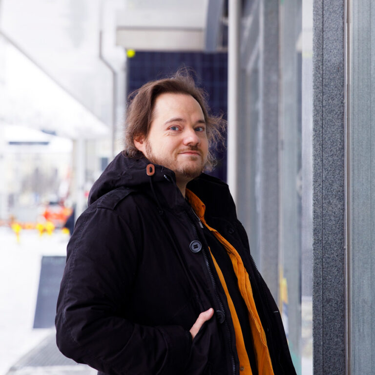 Autismidiagnoosin saanut Juha Korhonen seisoo kadulla