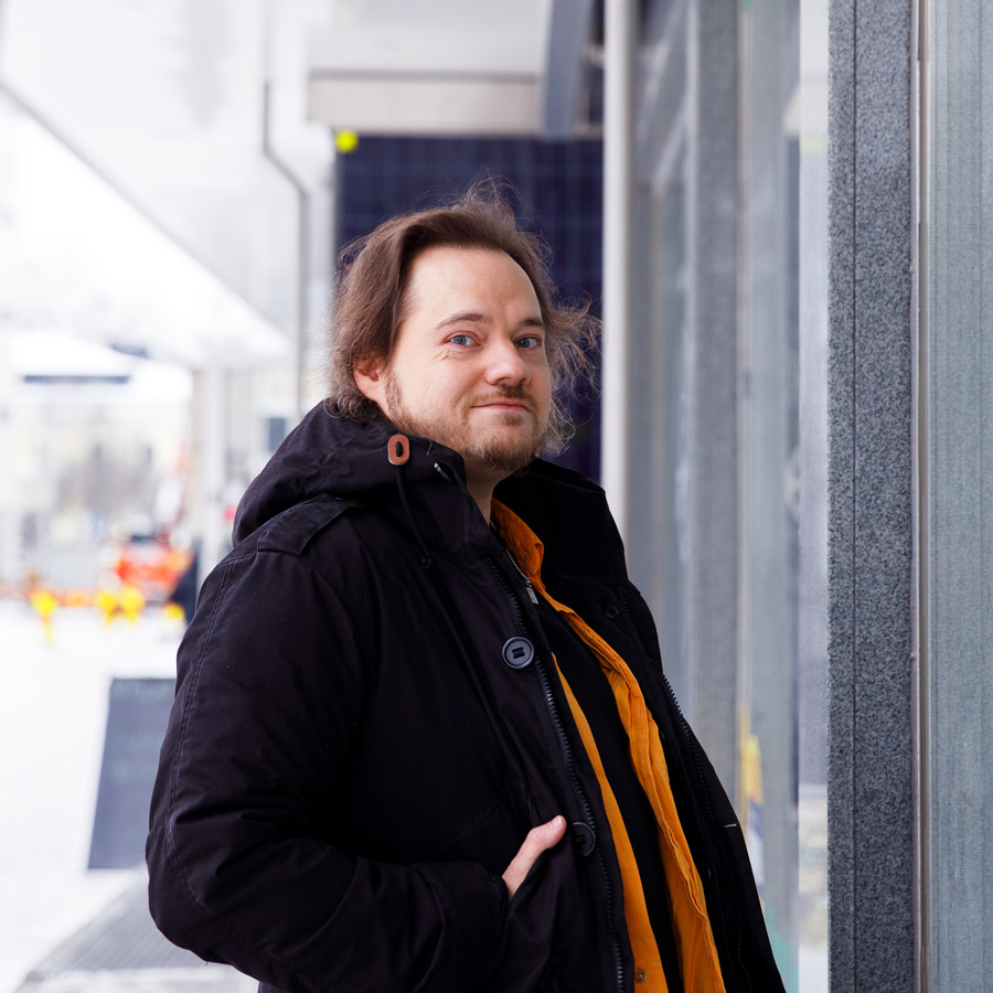 Autismidiagnoosin saanut Juha Korhonen seisoo kadulla