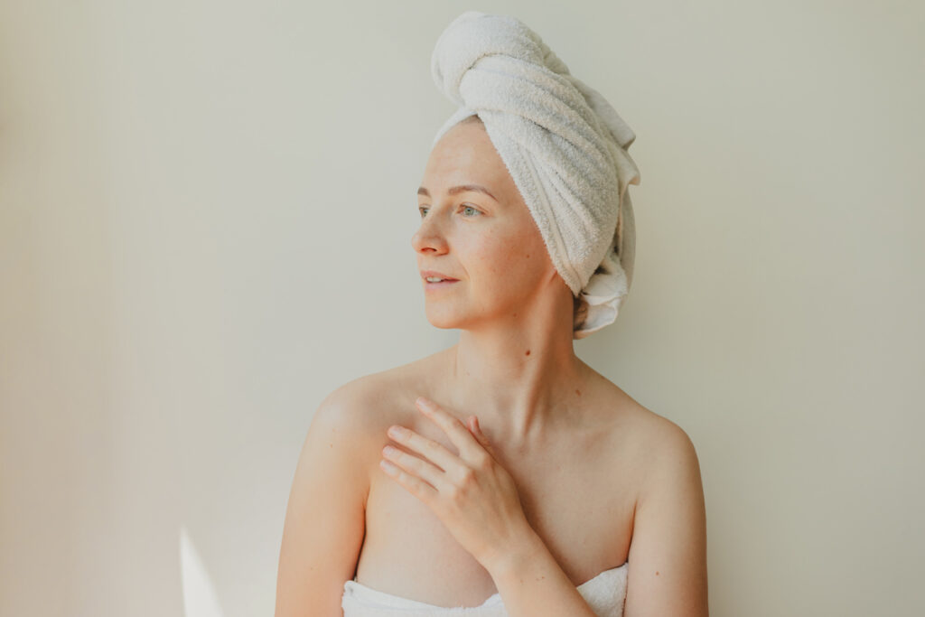 Nainen pyyhe yllä kylpyhuoneessa