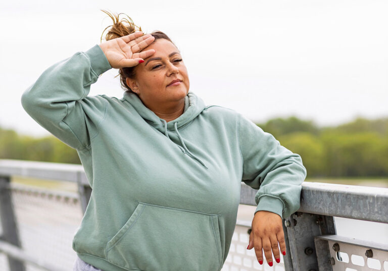 matala-asteinen tulehdus: nainen seisoo sillalla