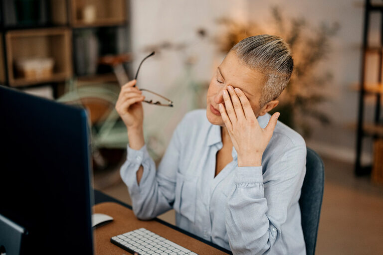 Roikkuvat luomet: nainen hieroo silmää