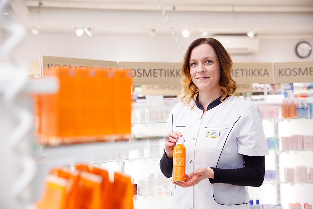 Farmaseutti Maria Petsalo pitelee aurinkovoidetta