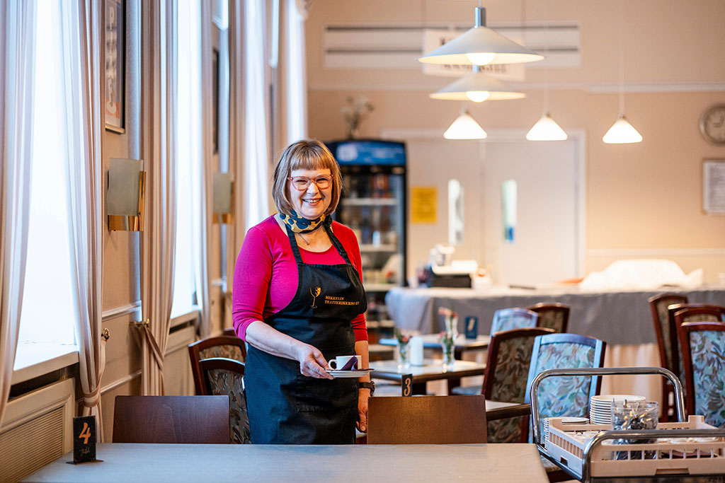 Migreenipotilas Hannele Hakkarainen kantaa tarjotinta