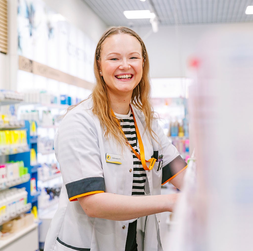 Ulrika Nissilä auttamassa ihmisiä hyvinvointiasioissa