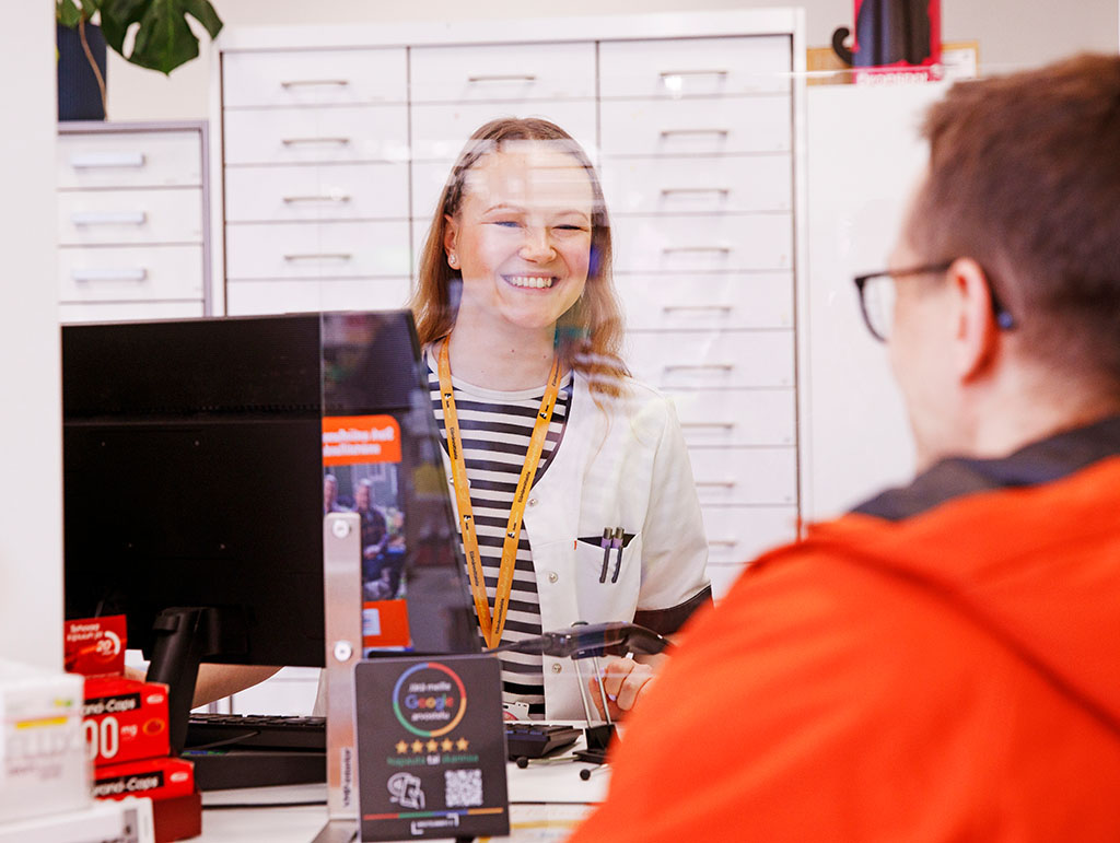 Ulrika Nissilä auttamassa ihmisiä hyvinvointiasioissa