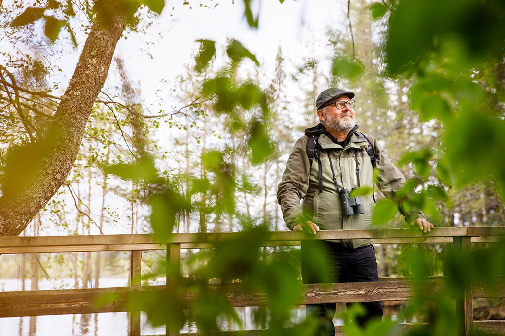 Sydäninfarktipotilas Tero Mäenpää seisoo sillalla