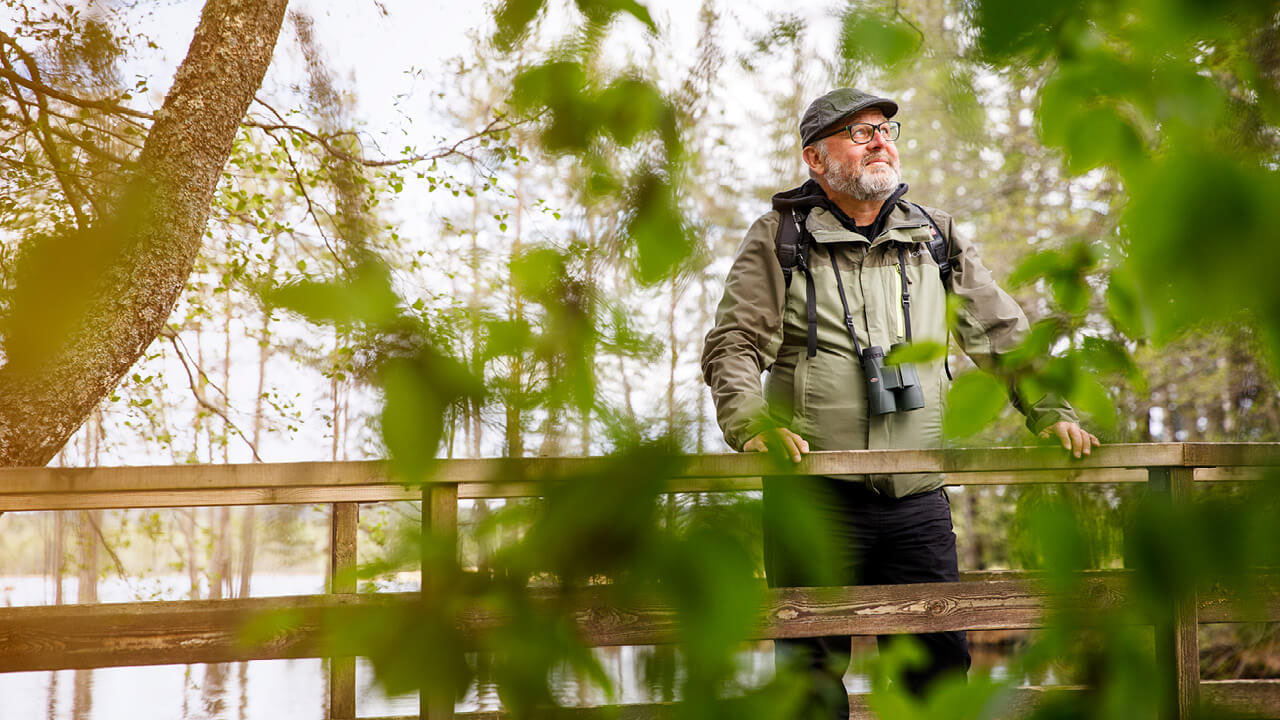 Sydäninfarktipotilas Tero Mäenpää seisoo sillalla