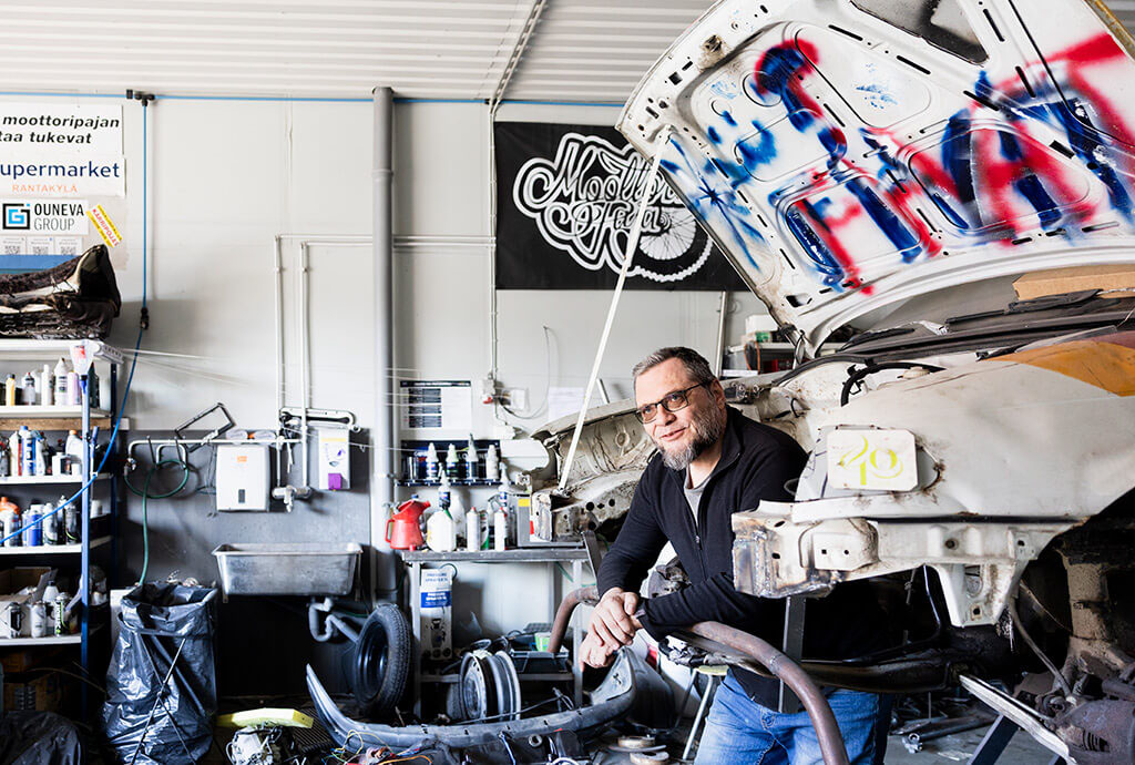 Aivoverenvuotopotilas Timo Sund seisoo auton edessä