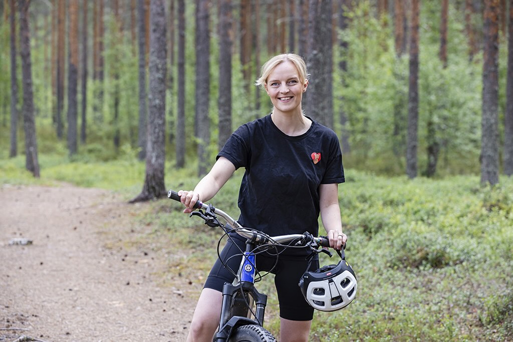 Crohnin tautia sairastava Hanna Jokela pyöräilee