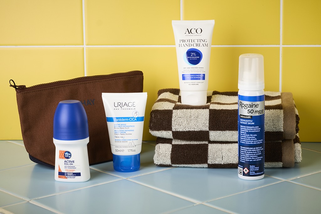 Miesten ihonhoito, deodoranttia ja hiustenhoitotuotteita kylpyhuoneessa